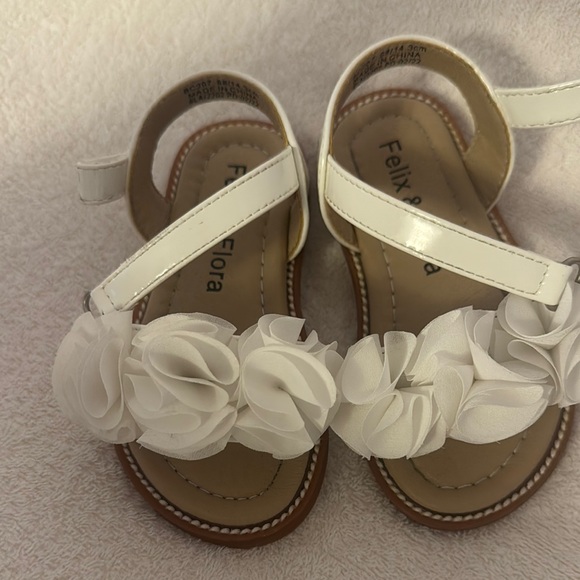 Elegant White Floral Sandals with Platform Soles - Picture 4 of 4